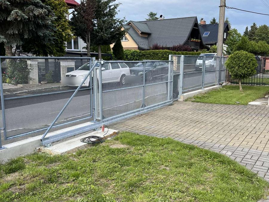 Pozinkovaný plot a posuvná vjezdová brána s výplní z tahokovu